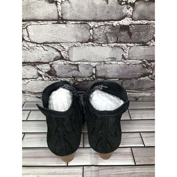 Violet & Red Jensen Black Suede Perforated Ankle Boots Block Heels Women Sz 6M - Picture 9 of 16